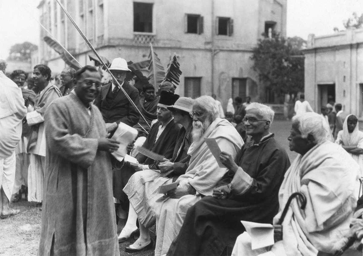 Rabindranáth Tagore egyetemi tanárok között, Santinikétan, 1929–32 között. Forrás: Magyar Földrajzi Múzeum, l. sz.: 3483-91.