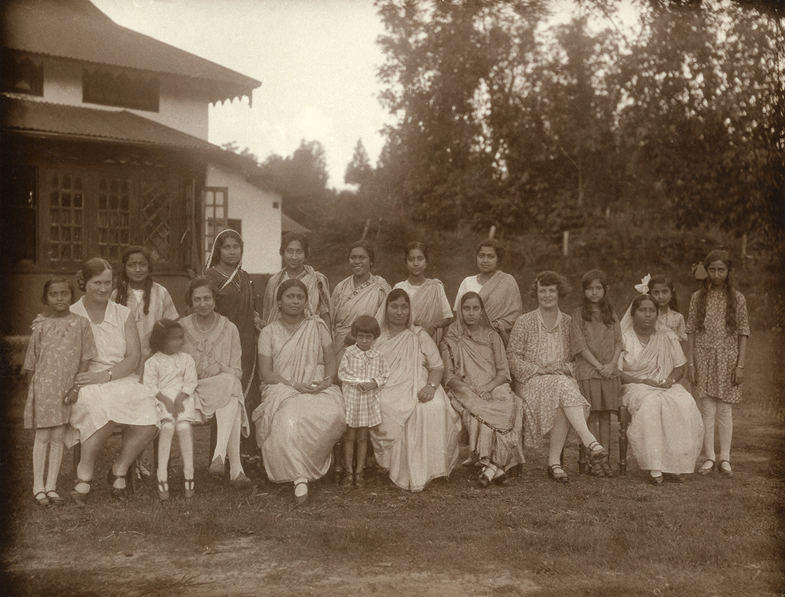 Hajnóczy Rózsa és hindu előkelőségek, Shillong, 1930. június. Forrás: Magyar Földrajzi Múzeum, l. sz.: 3651-91.