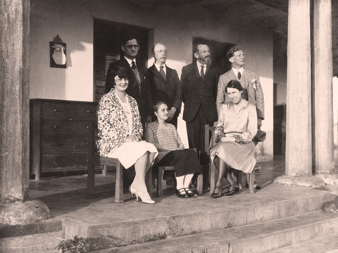Az egyetem tanárai, állnak balról jobbra: Mr. Tucker (Lindsay), Mr. Collins, Mr. Bogdanov, Germanus Gyula, ülnek balról jobbra: Hajnóczy Rózsa, Mrs. Bogdanov, Mrs. Tucker, Santinikétan, 1930. Forrás: Magyar Földrajzi Múzeum, l. sz.: 3518-91.