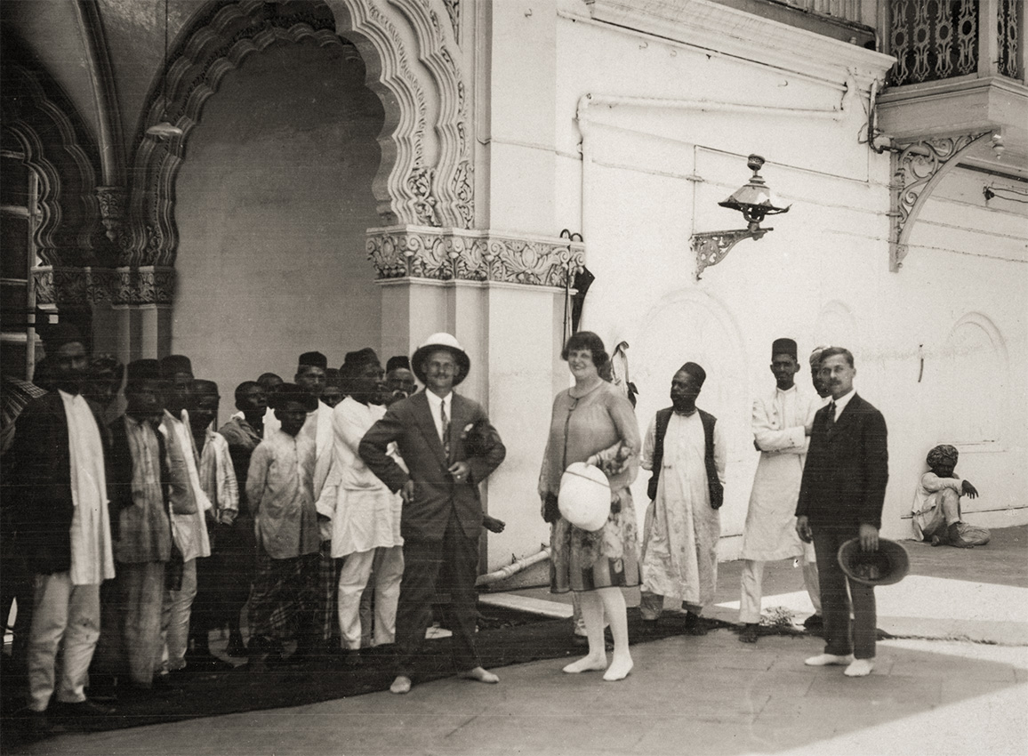 Hajnóczy Rózsa és Herr Kondor idegenvezető, Mumbai, 1929. Forrás: Magyar Földrajzi Múzeum, l. sz.: 3686-91.