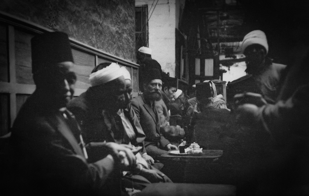 Germanus Gyula a Khan el-Khalili bazár egyik kávézójában, Kairó, 1935. Forrás: Magyar Földrajzi Múzeum, l. sz.: 2776-91.