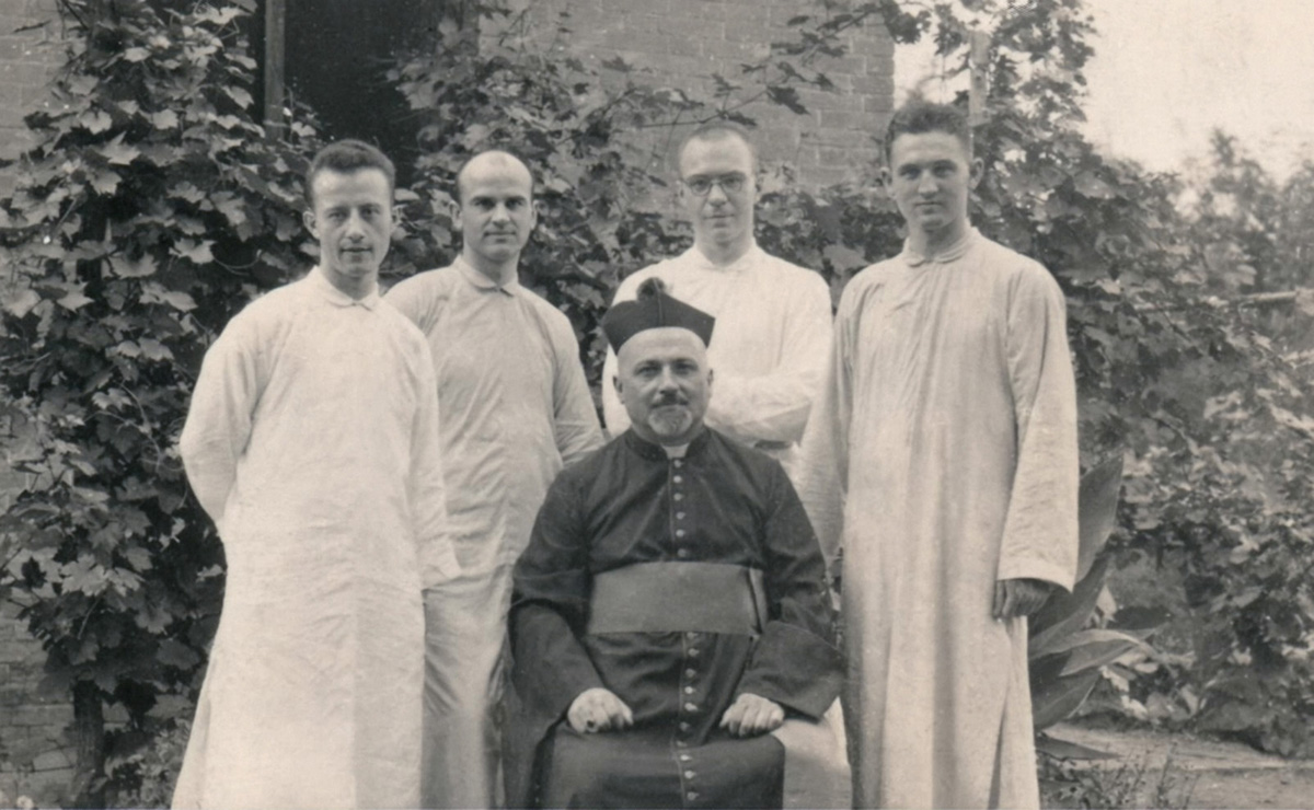 A fiatal misszionáriusok már a kínai Támingban, Msgr. Szarvas Miklós jezsuita, apostoli prefektus társaságában. Forrás: JTMR Levéltár