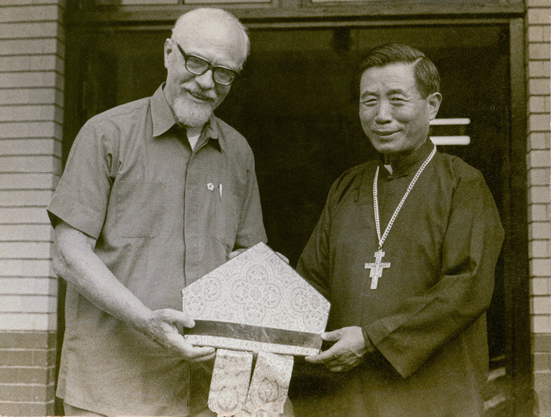 Jaschkó István Paul Shan SJ püspökkel, aki 1946–1958 között a magyar jezsuita rendtartomány tagja volt. Forrás: JTMR Levéltár