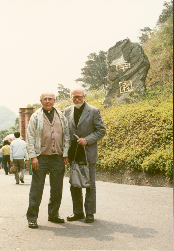 Jaschkó István és Rab Pál magyar jezsuiták Hszincsuban, 1989. Forrás: JTMR Levéltár