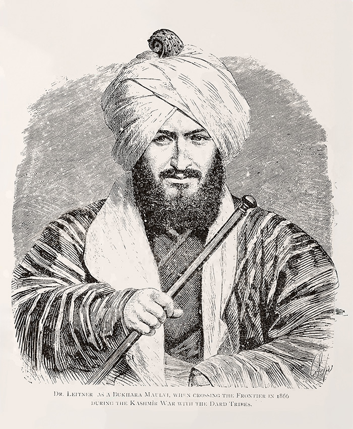 Leitner Bukhara Maulvi álöltözetben, 1866. Forrás: A Dardistan in 1866, 1886 and 1893 c. könyv, Oriental University Institute, Woking, 1893.