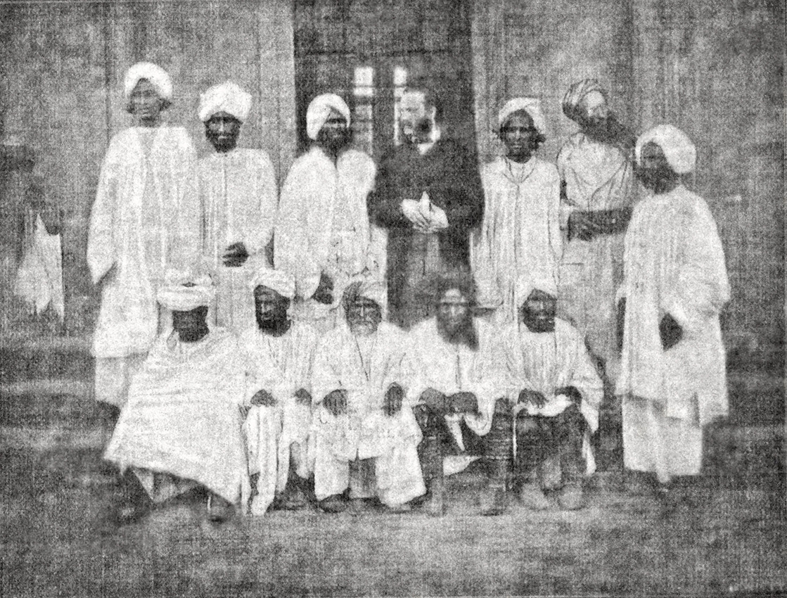 Dárdok és közép-ázsiaiak csoportja Leitnerrel. Forrás: A The Languages and Races of Dardistan c. könyv, Lahore, 1877.