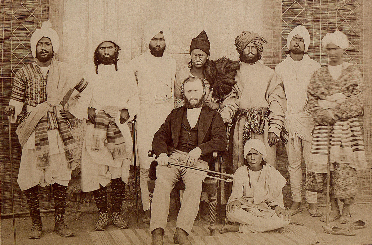 Leitner dárdok körében. Forrás: A Dardistan in 1866, 1886 and 1893 c. könyv, Oriental University Institute, Woking, 1893.