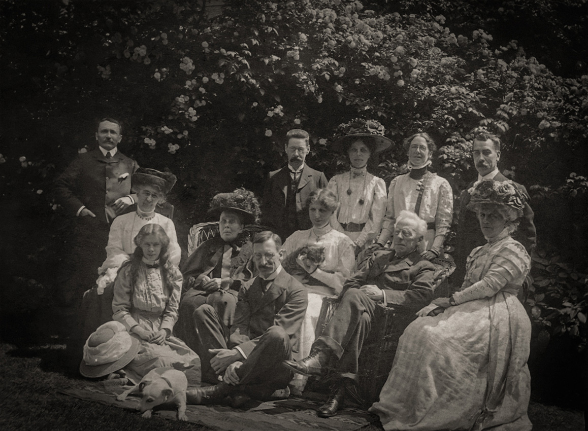 A Lahórban megismert örök barátokkal: balra az arabista-iszlám művészettörténész Thomas Walker Arnold (áll), lent az Erasmus-kutató Percy Stafford Allen (ül) és jobbra Frederick Henry Andrews, a művésztanár, aki később leletei feldolgozásában is részt vett. Forrás: MTA KIK Keleti Gyűjtemény