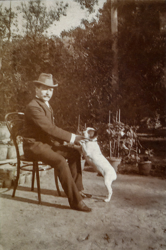 Stein Dash nevű kutyájával. Ezen a néven hét, leginkább foxterrierje volt, közülük több elkísérte expedícióira is. Lahór, 1900. Forrás: MTA KIK Keleti Gyűjtemény