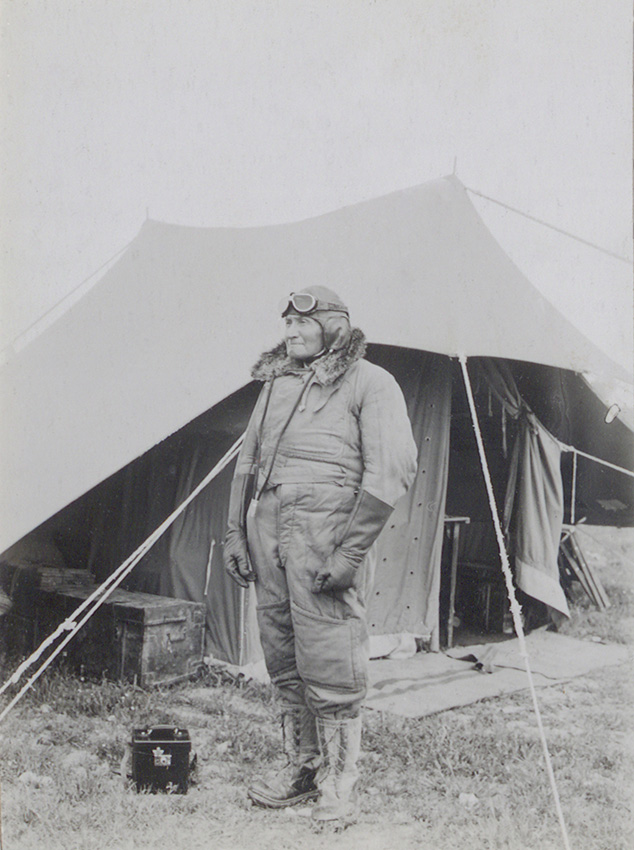 Stein pilótaruhában, Irak, 1938. Forrás: MTA KIK Keleti Gyűjtemény