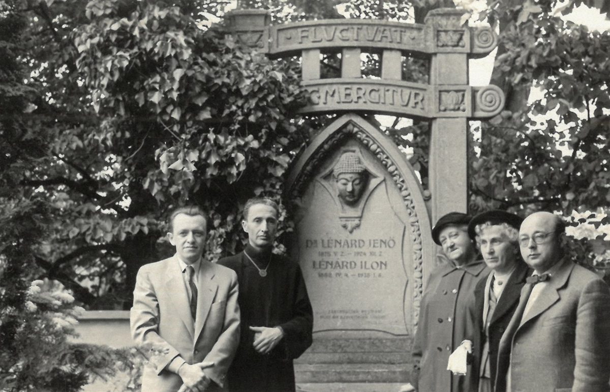 Ven. Dr. Hetényi Ernő upācārya AMM, F. Hungerleider a Buddhistische Gesellschaft vezetője és tagjai társaságában Dr. Lénárd Jenő sírjánál. 1957, Klosterneuburg, Ausztria. Forrás: Hetényi-hagyaték, TKBF 2024.