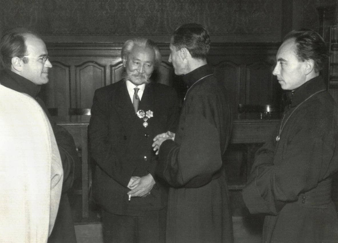 Dr. Rin-Chen professzor /Ulanbator, Mongólia/ Ven. Dr. Hetényi Ernő, Rev. Dr. Rács Géza és Rev. Kurucz Andor társaságában. Budapest, 1957. Forrás: Hetényi-hagyaték, TKBF 2024.