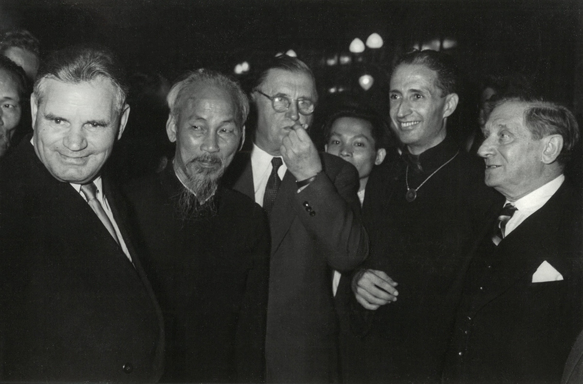 Dobi István, Ho Shi Minh vietnámi államfő, Dr. Münnich Ferenc, 2. Ven. Dr. Hetényi Ernő és Dr. Germanus Gyula prof. Parlament, Budapest, 1957. Forrás: Hetényi-hagyaték, TKBF 2024.