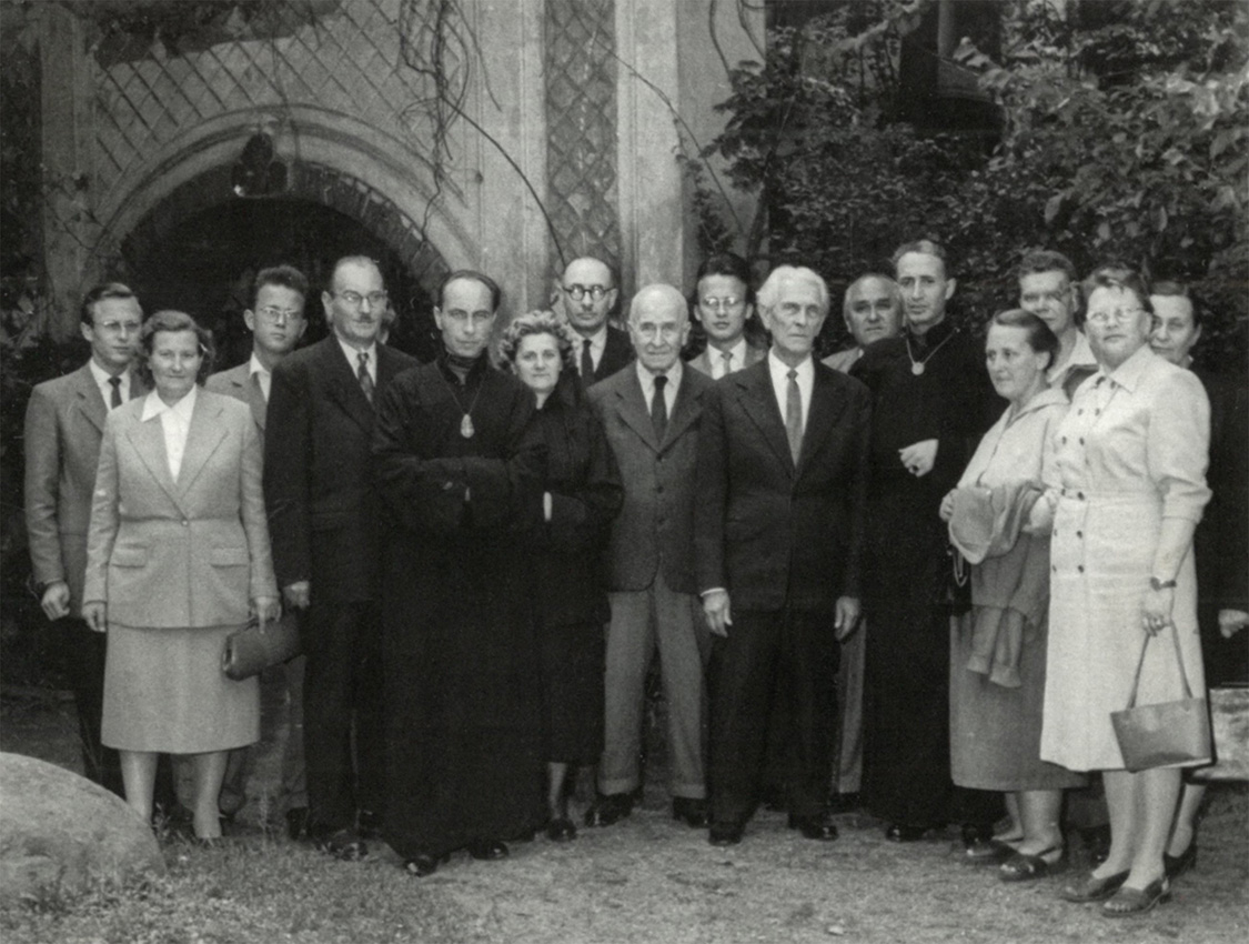 Kőrösi Csoma Sándor oldalági /budapesti/ leszármazottai Dr. Baktay Ervin, Ven. Dr. Hetényi Ernő, Rev. Dr. Rács Géza és Dr. Felvinczi-Takáts Zoltán társaságában a Hopp Ferenc Múzeum kertjében. Kőrösi Csoma Emlékkiállítás, Budapest, 1959. január 20. Forrás: Hetényi-hagyaték, TKBF 2024.