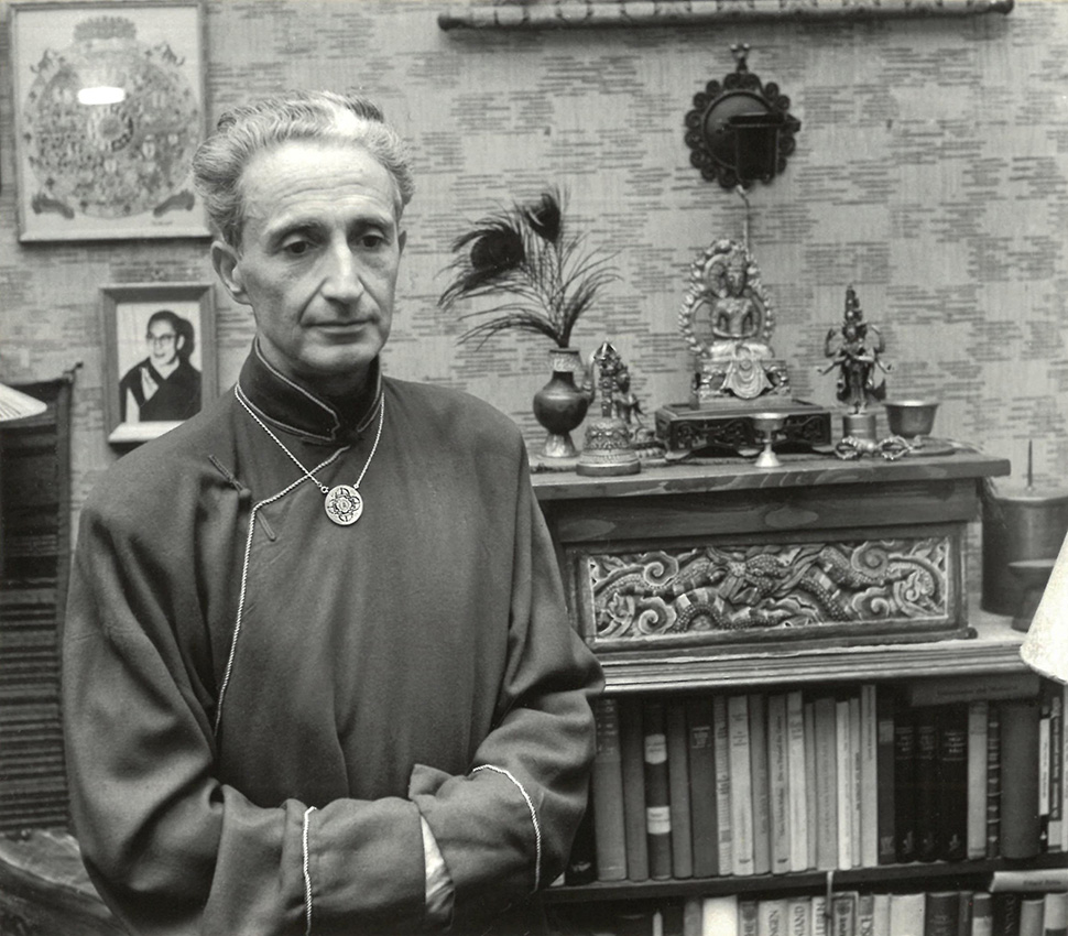 Ven. Dr. Hetényi Ernő a házioltára előtt. Budapest, 1968. Az MTI felvétele. Forrás: Hetényi-hagyaték, TKBF 2024.