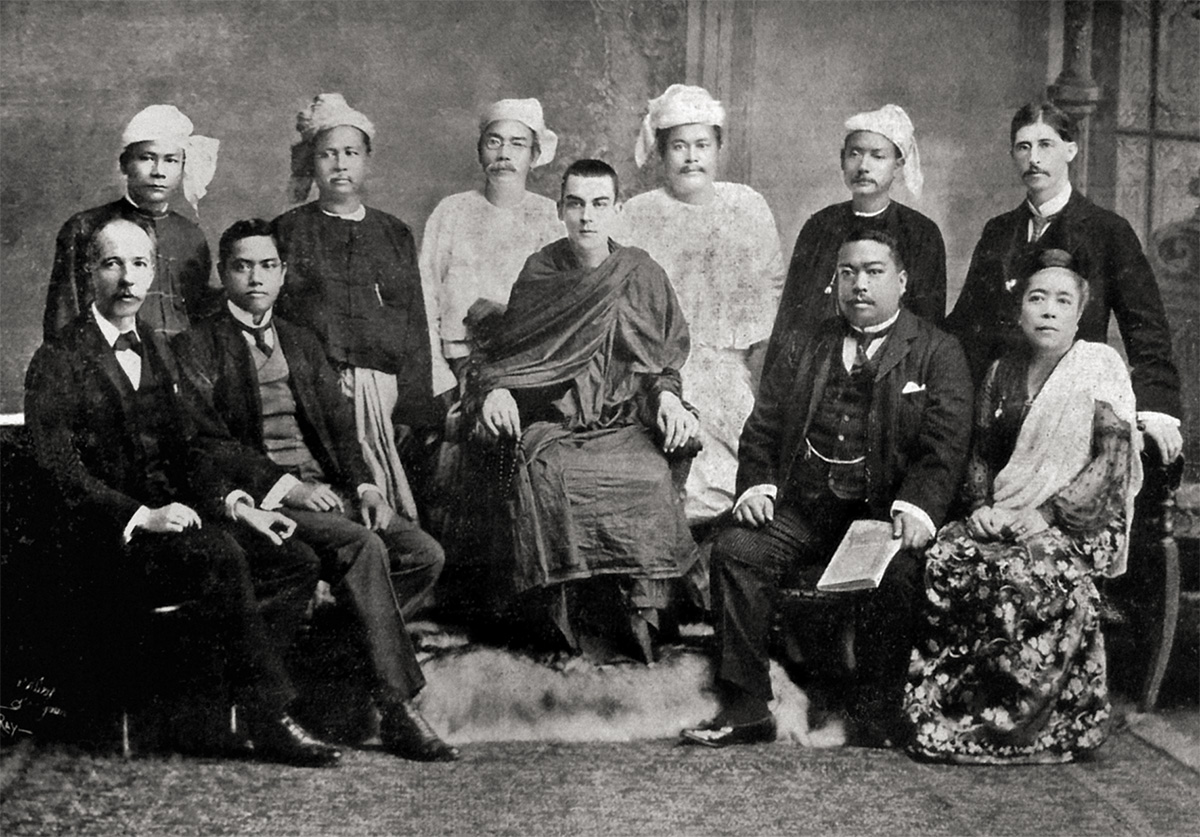 A Nemzetközi Buddhista Társaság tanácsa, középen Ānanda Metteyya. Buddhism: An Illustrated Quarterly Review, 1. kötet, 3. szám, 1904. március