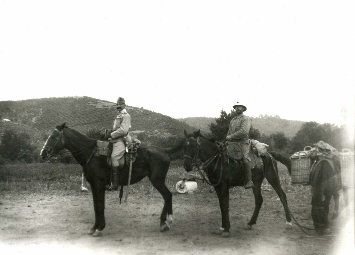 Lénárd Jenő és tisztiszolgája. Ismeretlen felvétele, 1918. Forrás: Györffy István Nagykun Múzeum, Orientalisztikai Gyűjtemény, Karcag, ltsz. 88–2000.
