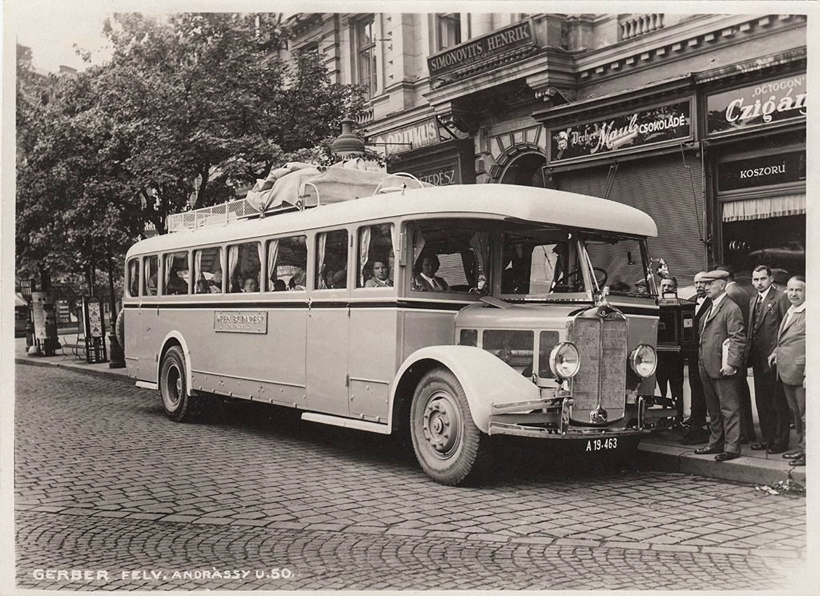 Járat érkezése az Andrássy út 50. elé. Gember felv. Forrás: magyarjarmu.hu/tortenet/autobusz-vallalkozok/barry-dr-es-tarsa/National Archives