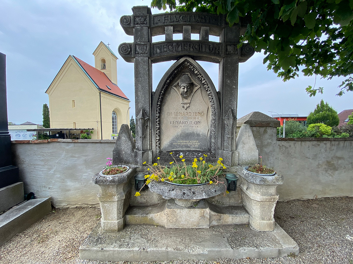 Buddha-fej Lénárd Jenő sírján. Nagy Elek felvétele, 2023. július 1.